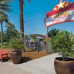 Short Walk To The Beach! Community Pool! Sleeps 6!