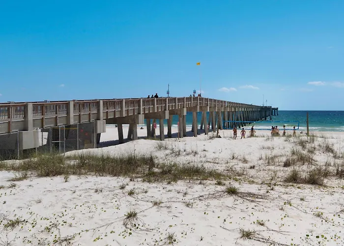 Short Walk To The Beach! Community Pool! Sleeps 6!