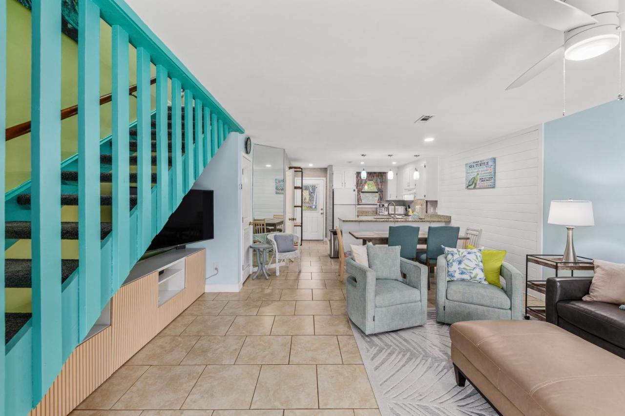 Holiday home Short Walk To The Beach! Community Pool! Sleeps 6!