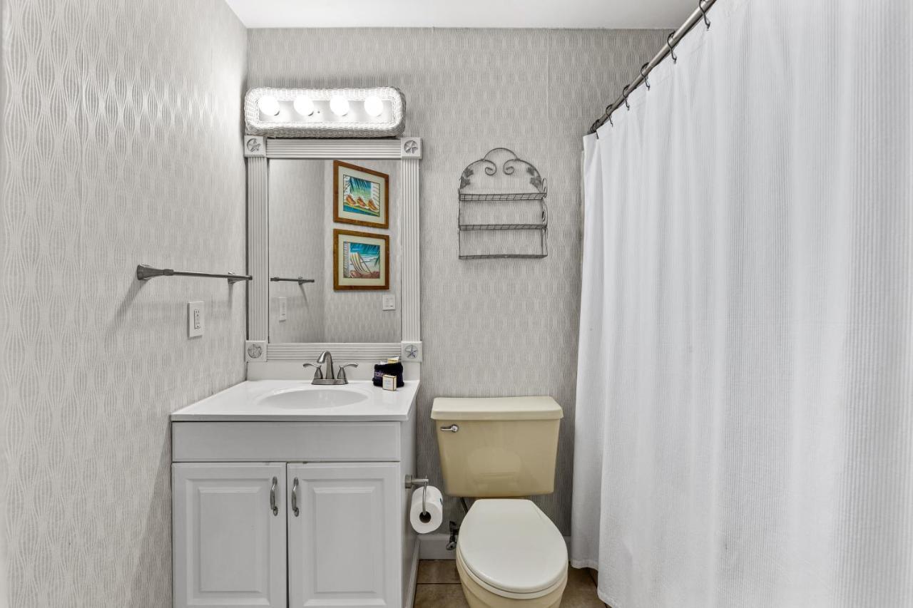 Short Walk To The Beach! Community Pool! Sleeps 6! Holiday home Panama City Beach