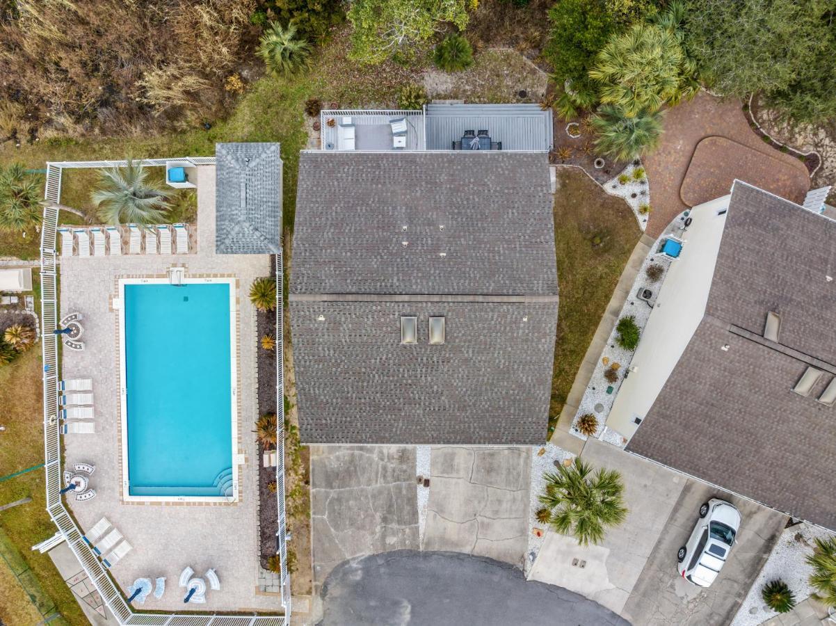 Short Walk To The Beach! Community Pool! Sleeps 6!