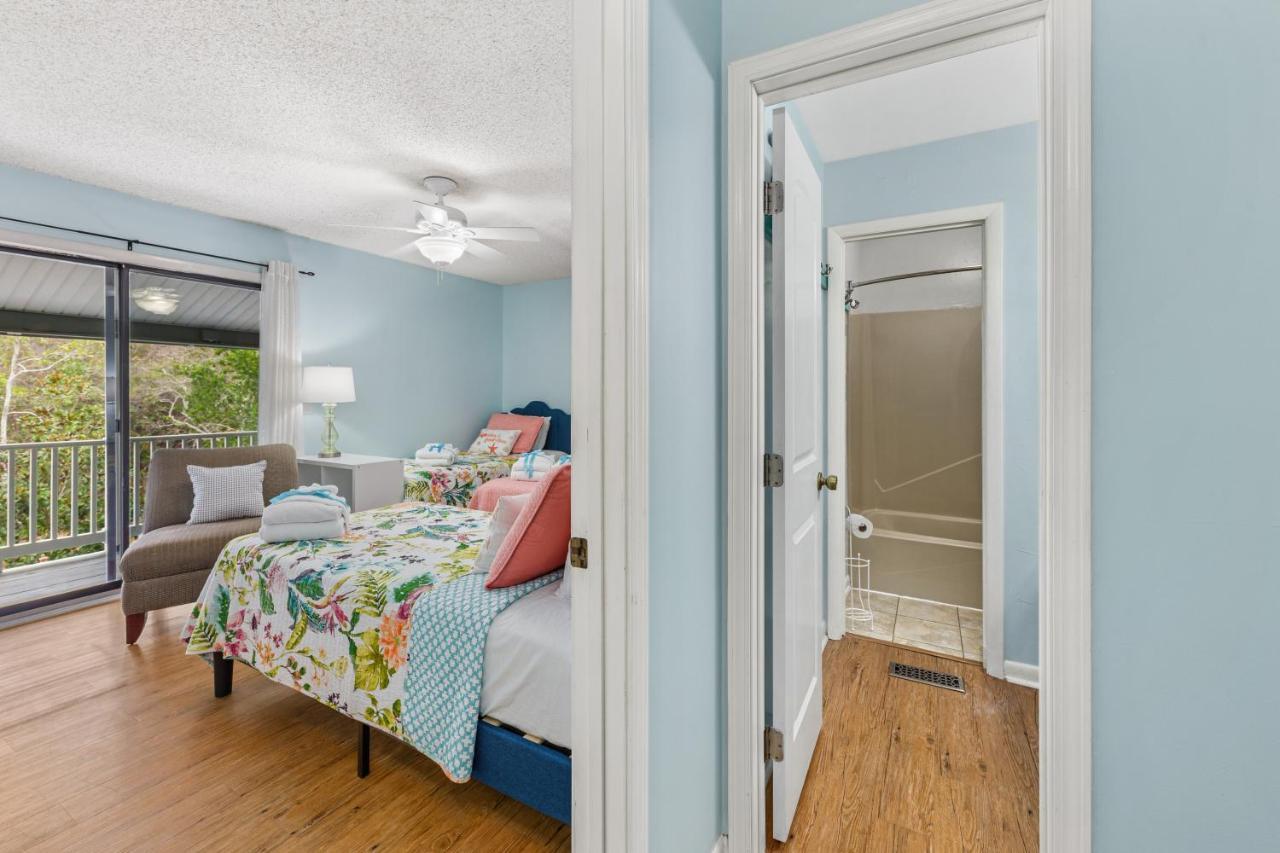 Short Walk To The Beach! Community Pool! Sleeps 6!