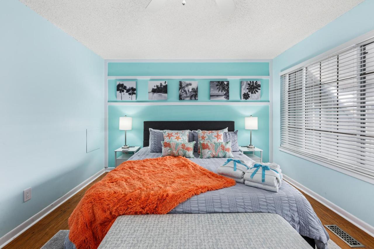 Short Walk To The Beach! Community Pool! Sleeps 6!