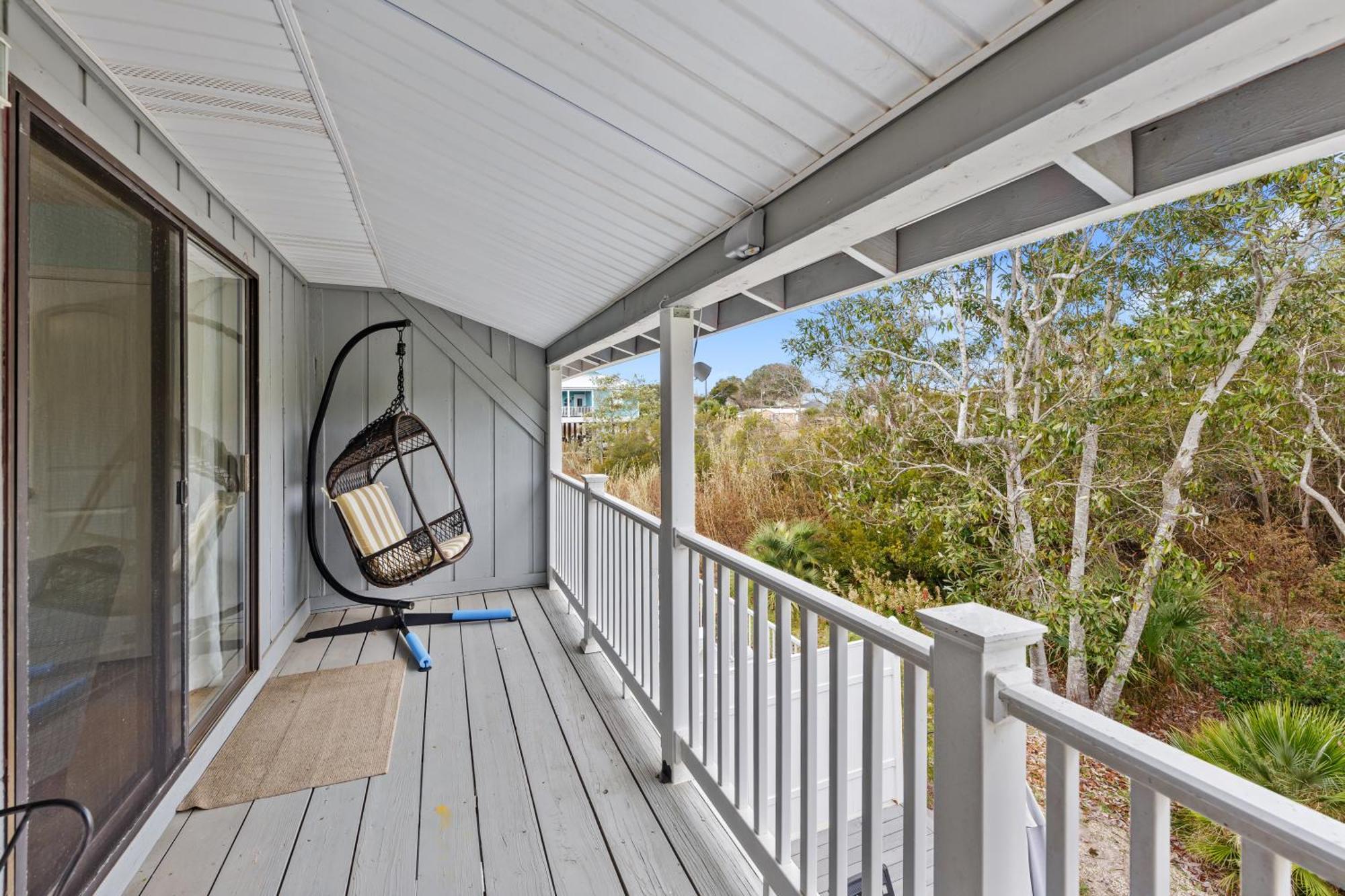 Short Walk To The Beach! Community Pool! Sleeps 6! *