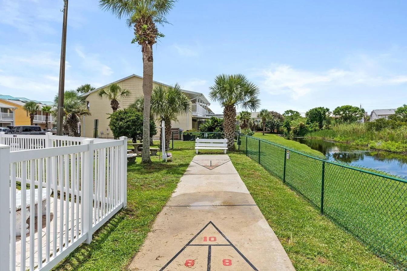 Short Walk To The Beach! Community Pool! Sleeps 6!