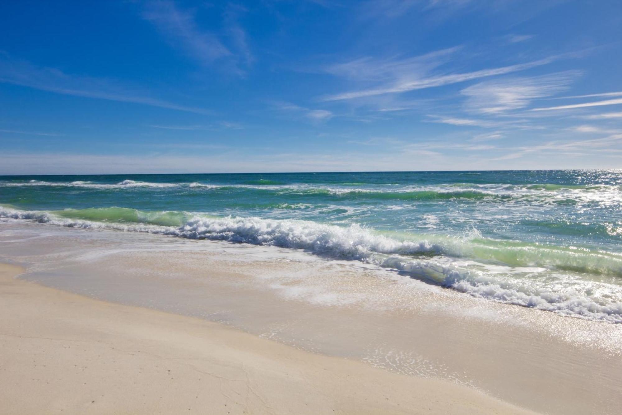 Short Walk To The Beach! Community Pool! Sleeps 6! *
