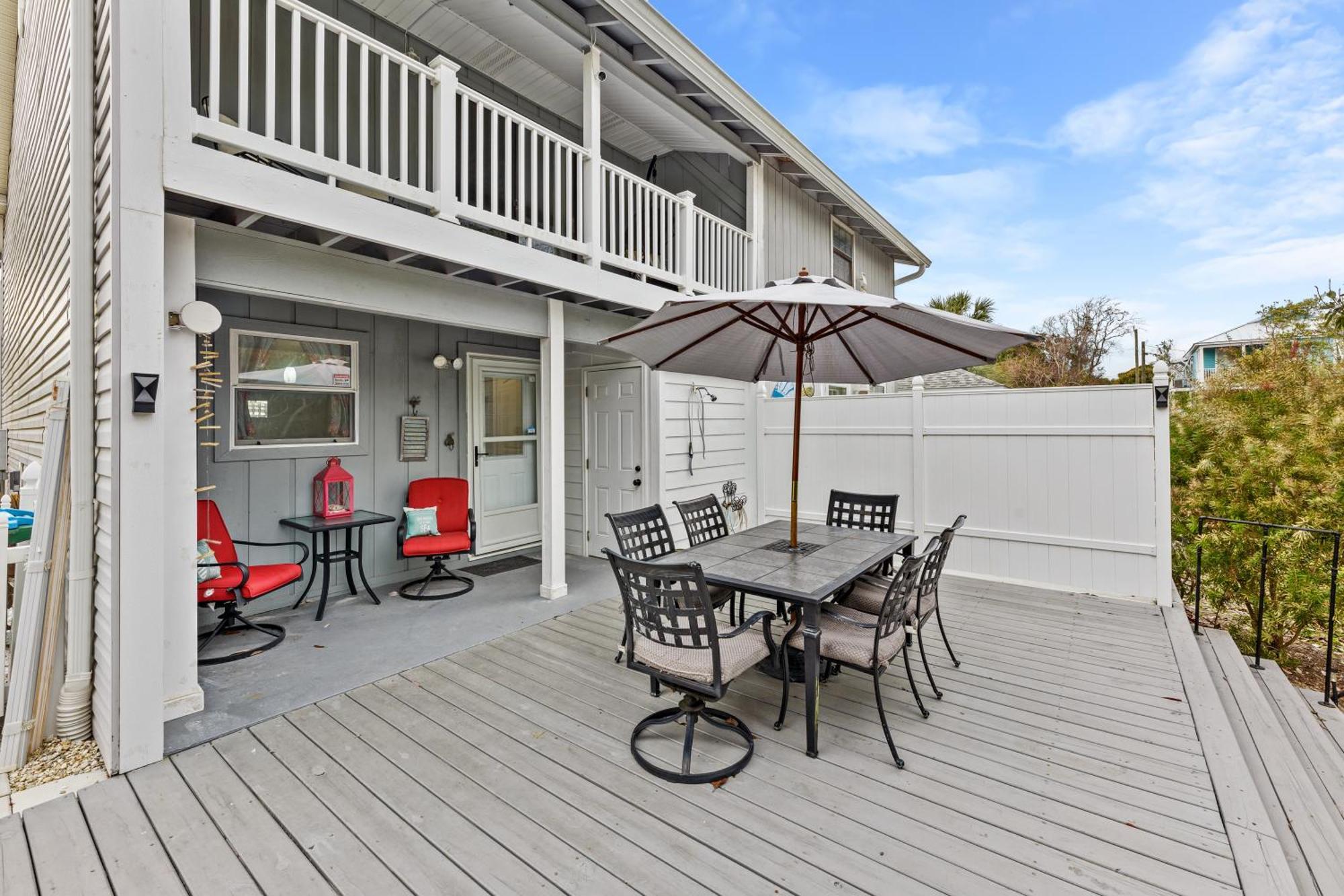 Short Walk To The Beach! Community Pool! Sleeps 6! Holiday home *