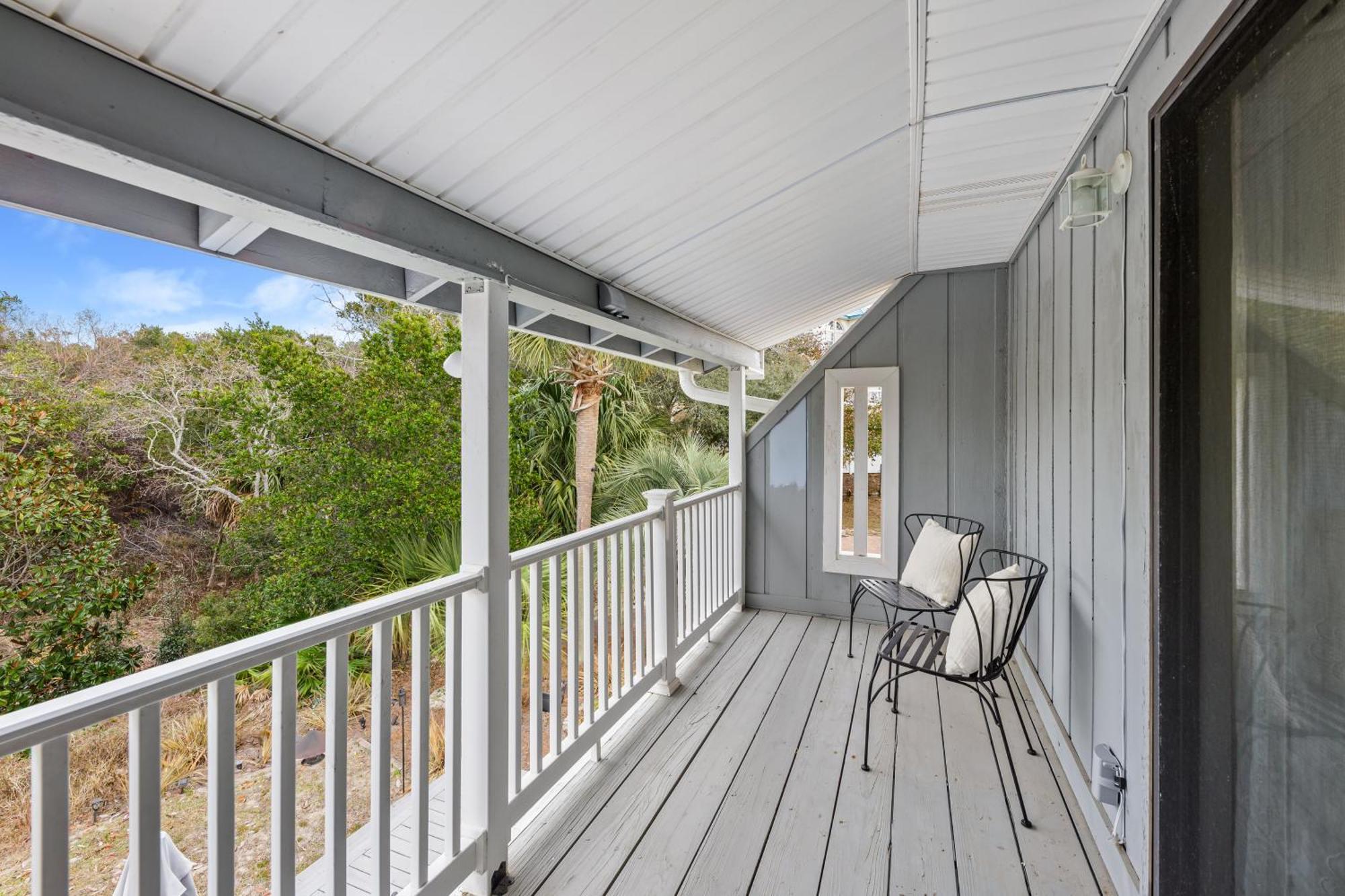 Short Walk To The Beach! Community Pool! Sleeps 6! Holiday home