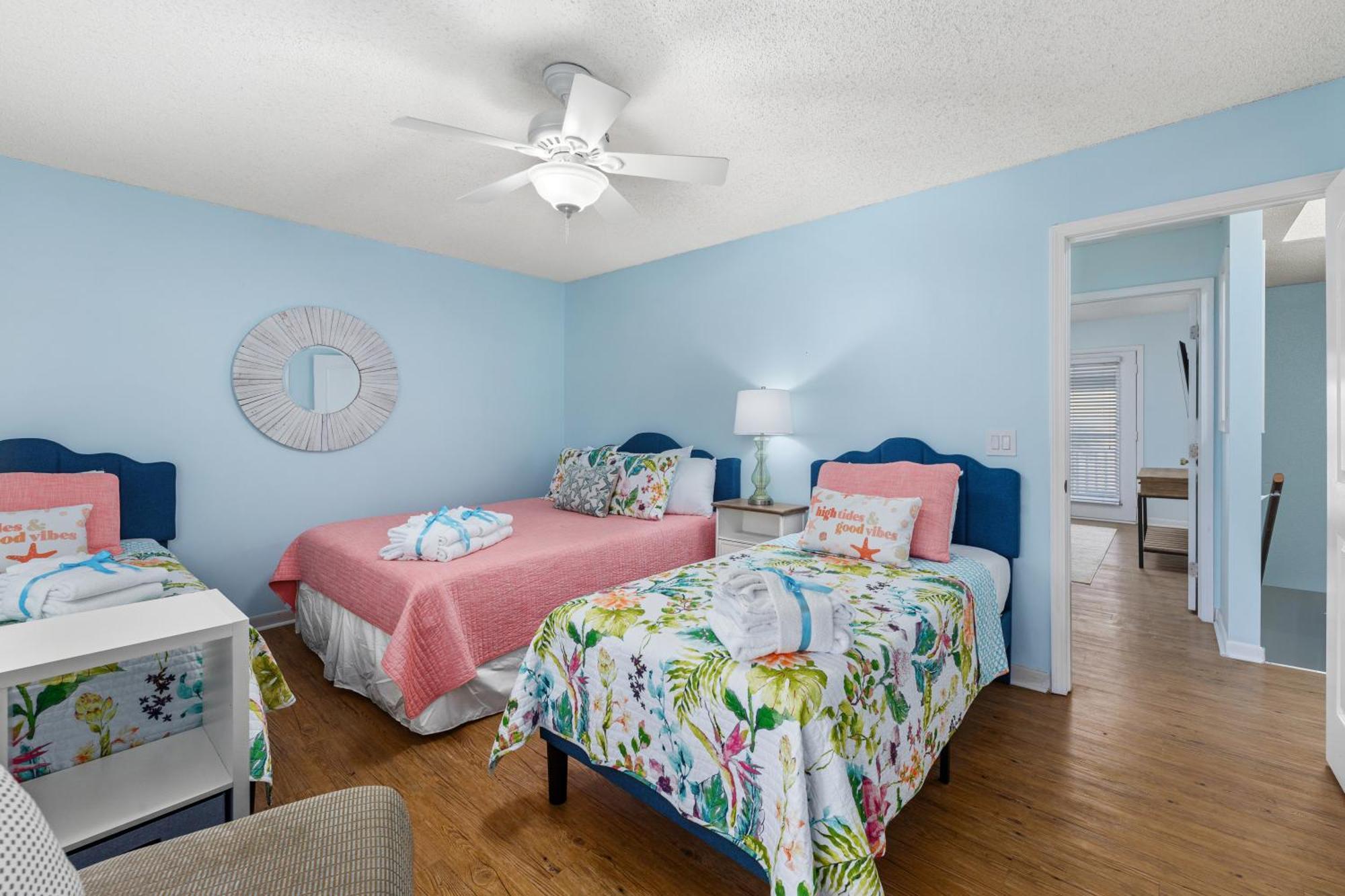 Short Walk To The Beach! Community Pool! Sleeps 6! Holiday home Panama City Beach
