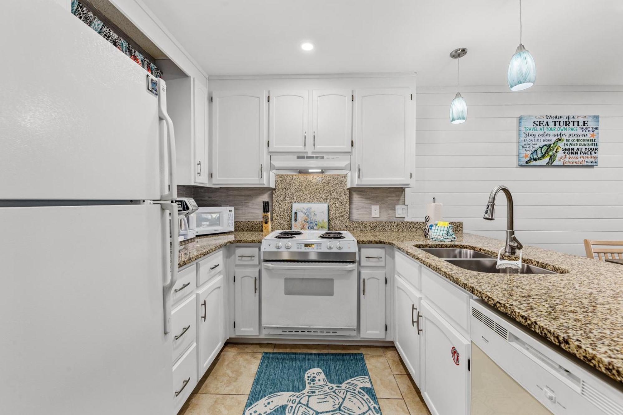 Short Walk To The Beach! Community Pool! Sleeps 6!