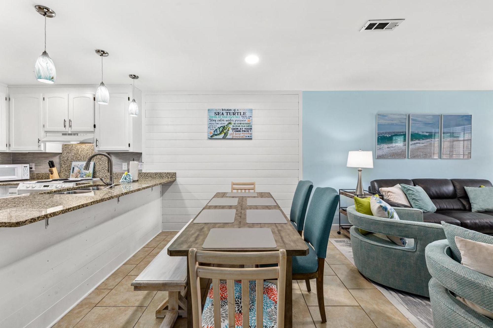 Short Walk To The Beach! Community Pool! Sleeps 6!