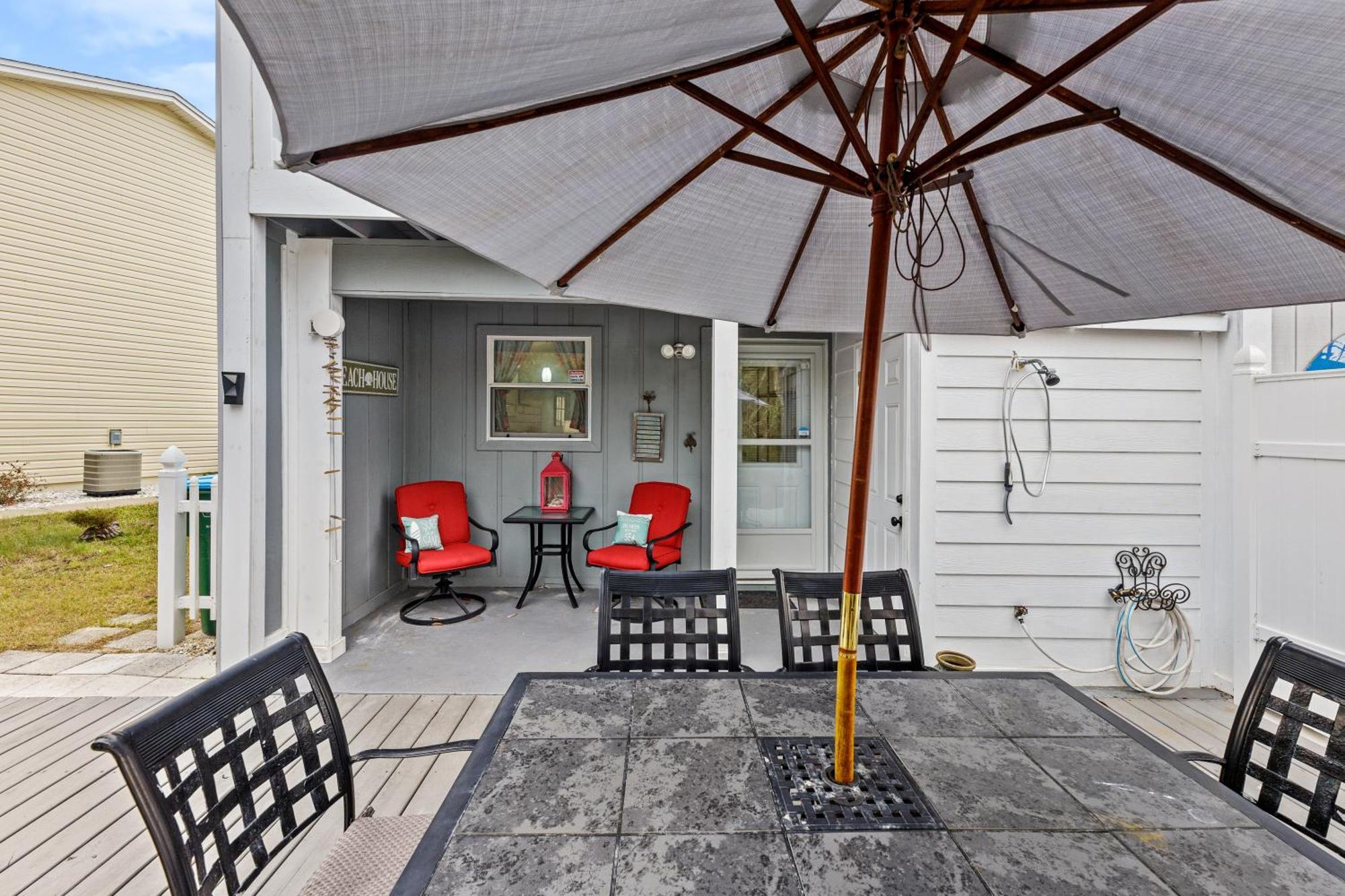 Short Walk To The Beach! Community Pool! Sleeps 6! Holiday home