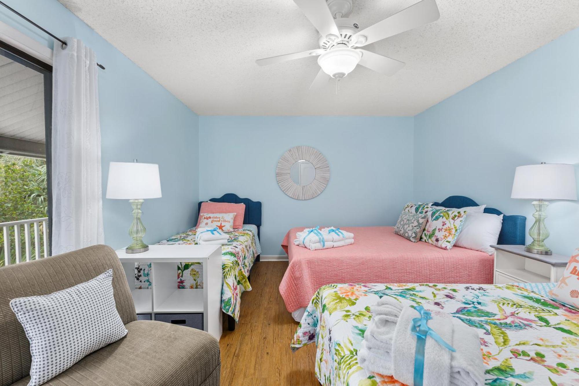 Holiday home Short Walk To The Beach! Community Pool! Sleeps 6! *