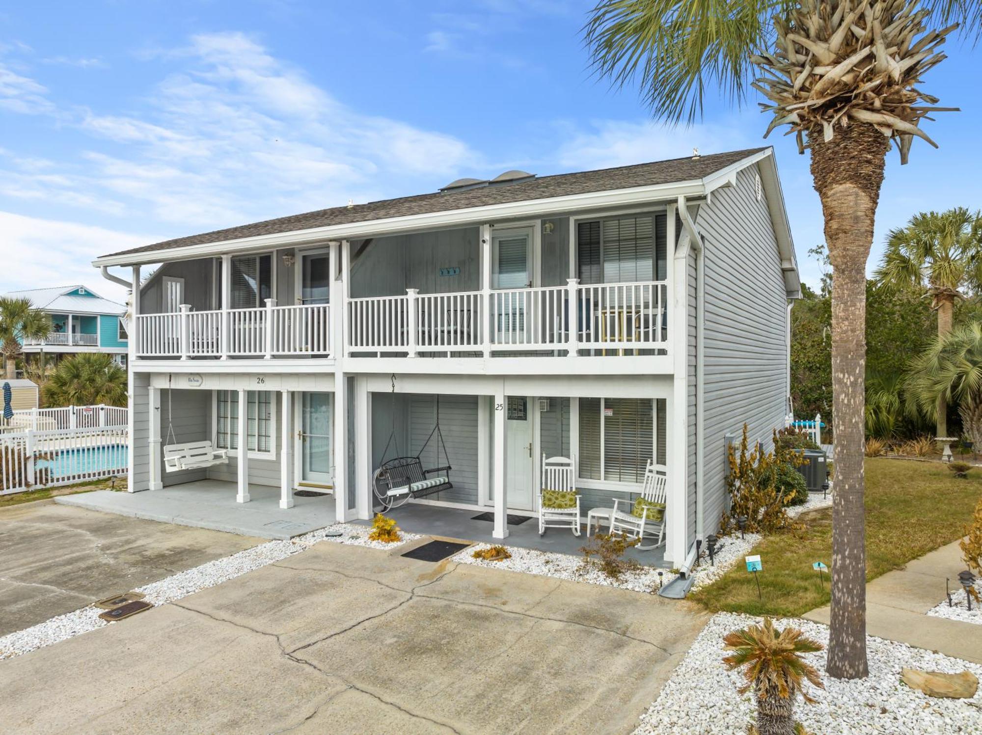 Short Walk To The Beach! Community Pool! Sleeps 6! Holiday home