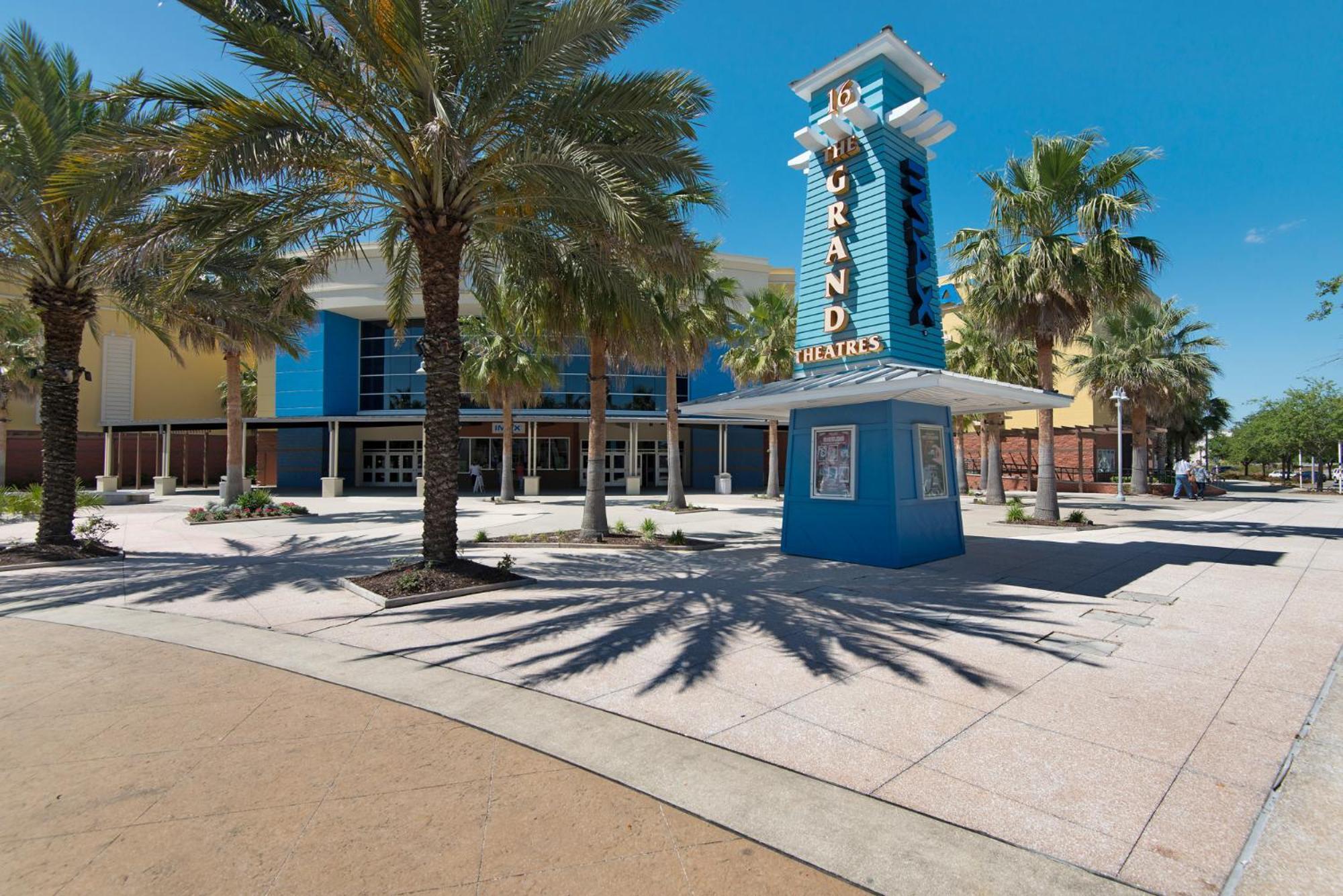 Short Walk To The Beach! Community Pool! Sleeps 6! *