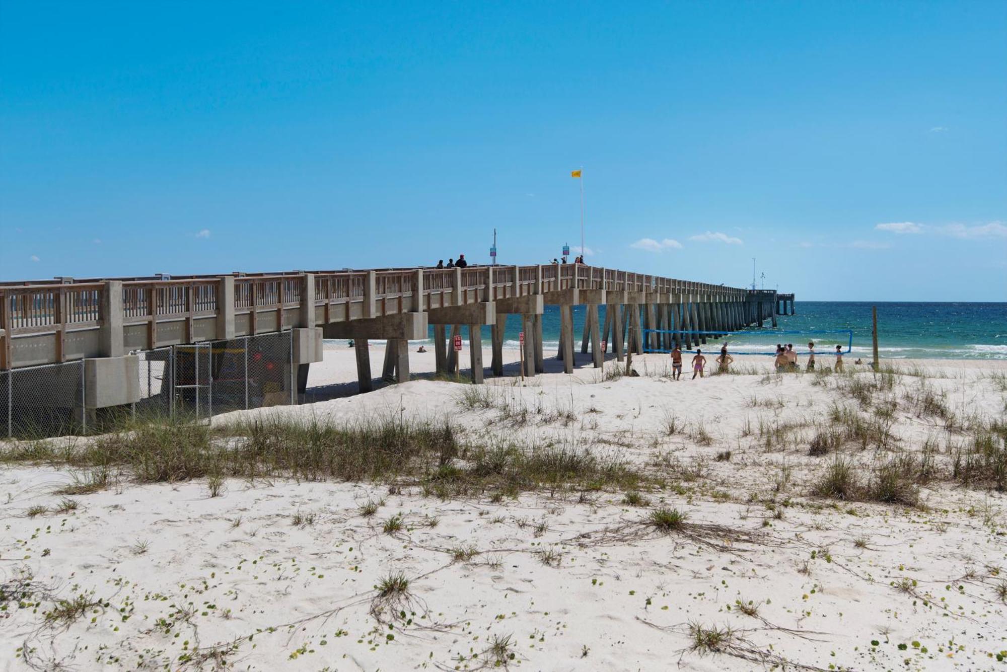 Short Walk To The Beach! Community Pool! Sleeps 6! * Panama City Beach