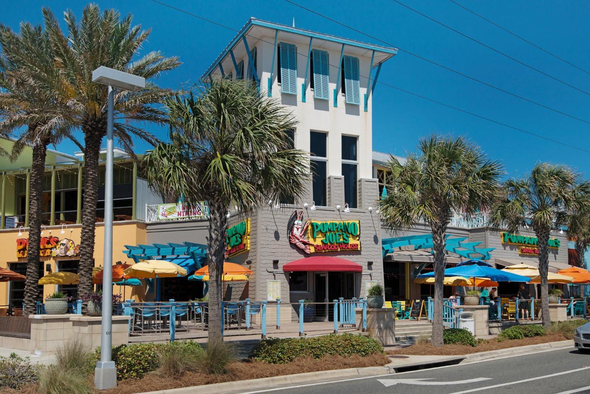 Short Walk To The Beach! Community Pool! Sleeps 6!