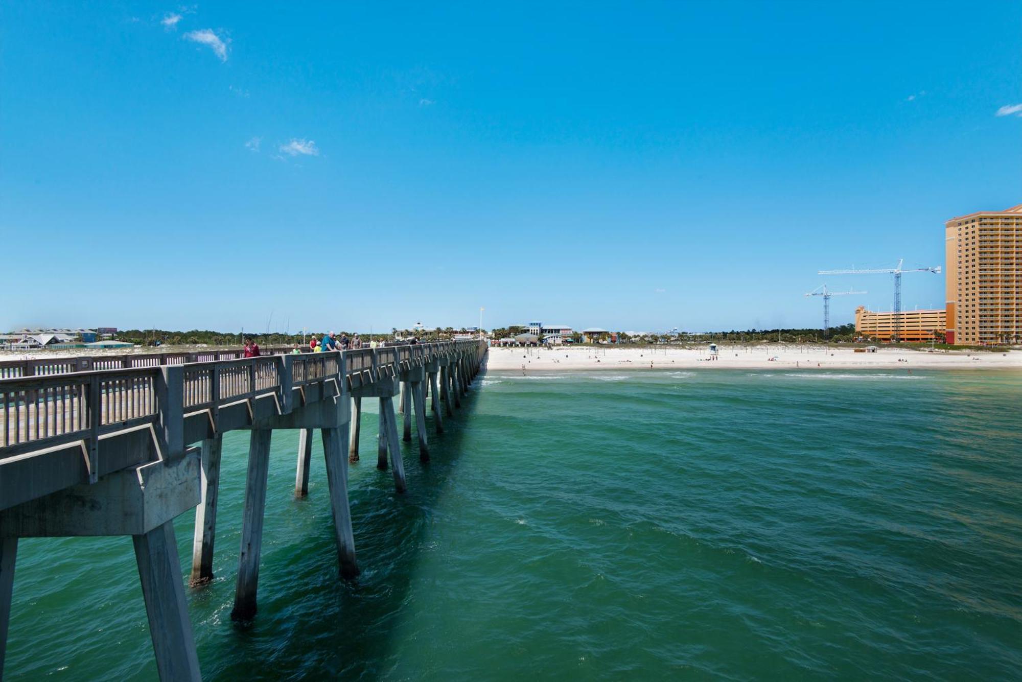 Short Walk To The Beach! Community Pool! Sleeps 6! Holiday home