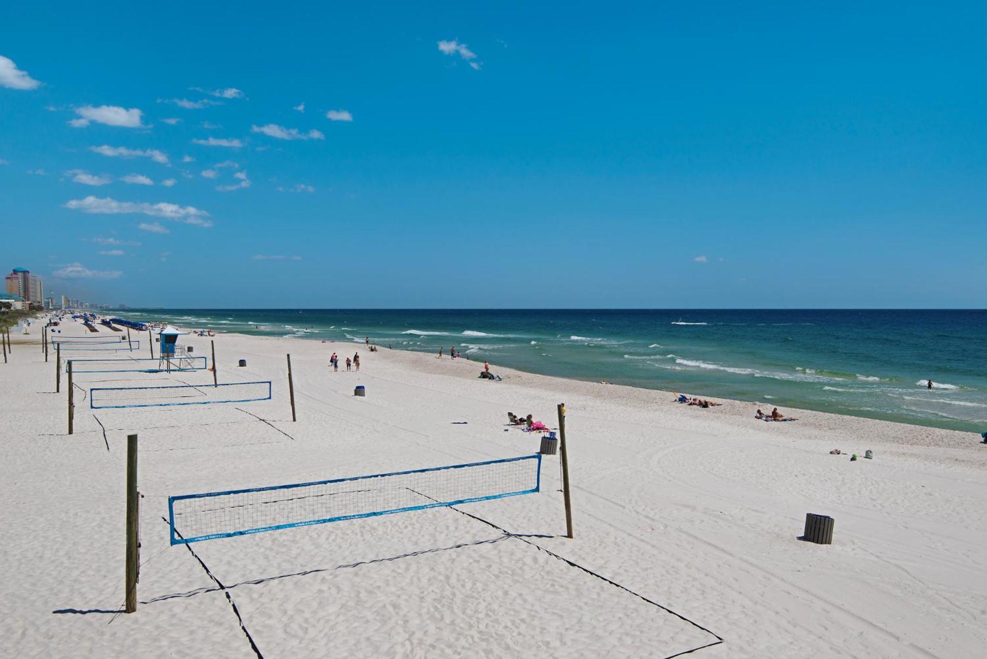 Short Walk To The Beach! Community Pool! Sleeps 6! Holiday home Panama City Beach
